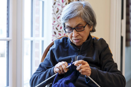 毛衣少女在家织毛衣孙女和外婆一起织毛衣在家里织毛衣老奶奶教小孙女