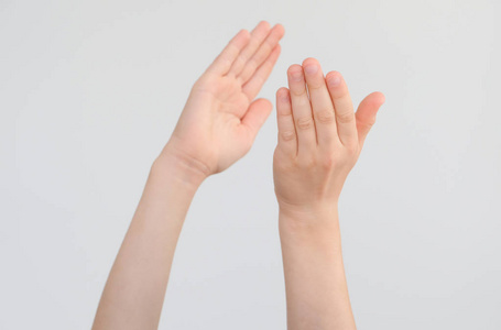 敬礼儿童孩子的手拍手;照片