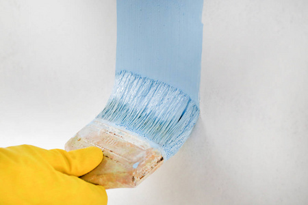 刷墙用刷子刷墙照片