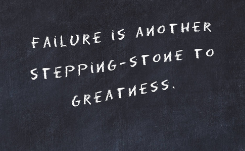 black chalkboard with handwritten wise motivational quote 照片