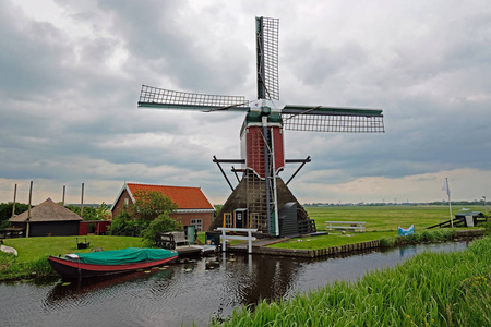 荷兰乡村的传统风车图片
