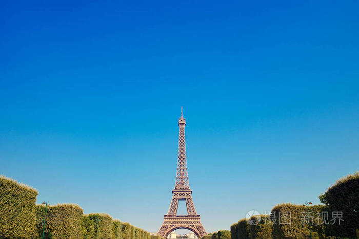 令人难以置信的埃菲尔铁塔夜景,夕阳下的渐变天空闪耀着金色,沿路公园