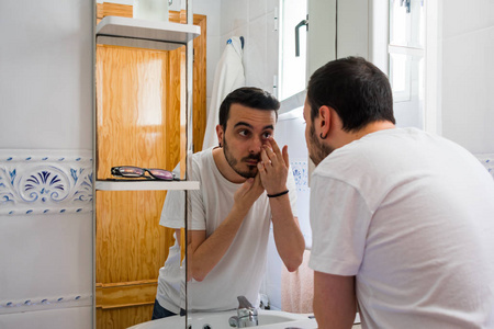 男人在浴室照镜子.他在装镜头照片