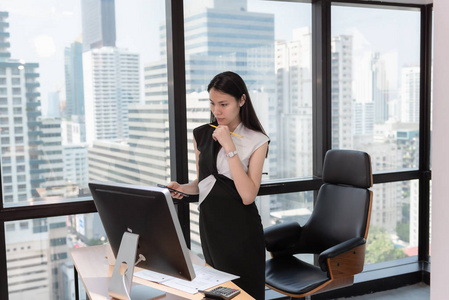 商务女性的肖像画在办公桌上,美丽迷人的女商人专注于她的工作,职业和