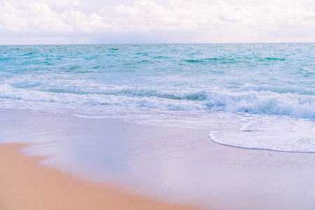 热带自然干净的海滩和夏季的白色沙滩,阳光明媚的蓝天和波基的背景.