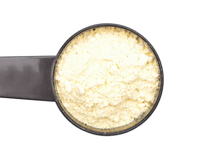 白底测量勺中的羽扇豆粉照片