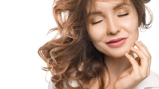 用手触摸皮肤.自然美与护肤理念照片