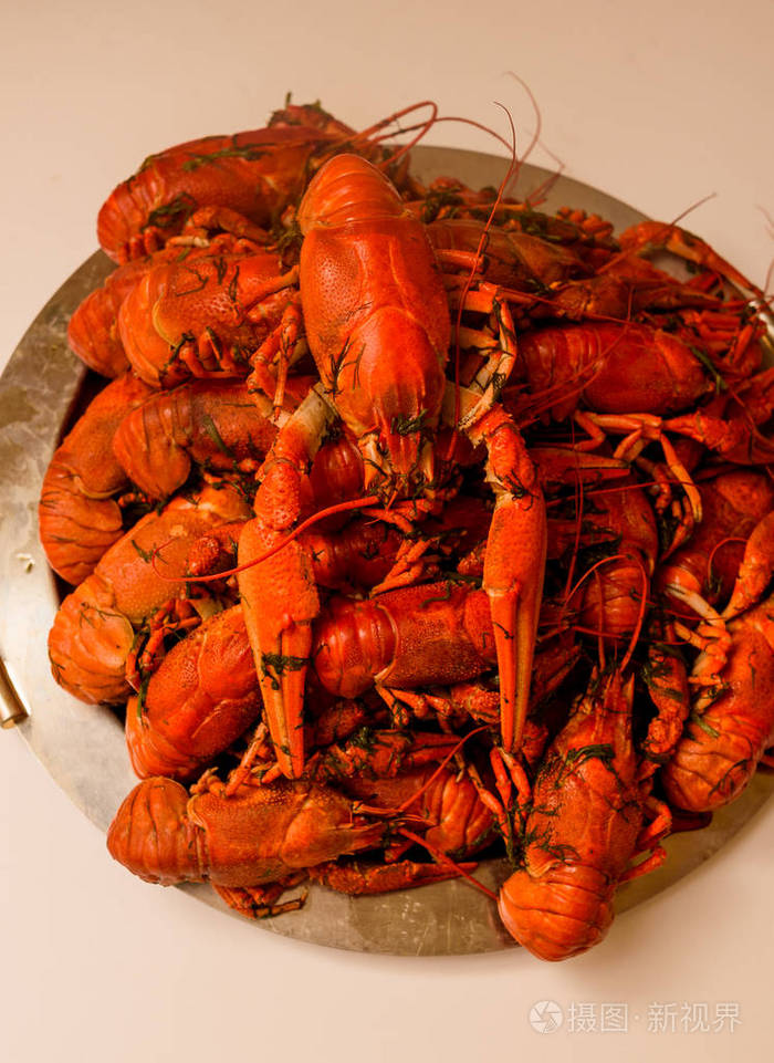 在一盘莳萝上放很多煮红小龙虾闭合宏模式美味海鲜食品