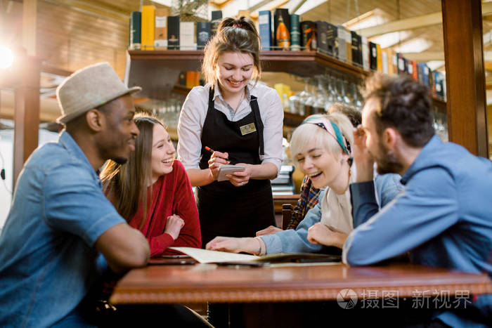 女服务生欢迎各种各样的自助餐厅酒吧客人点菜等待工作人员在记事本上