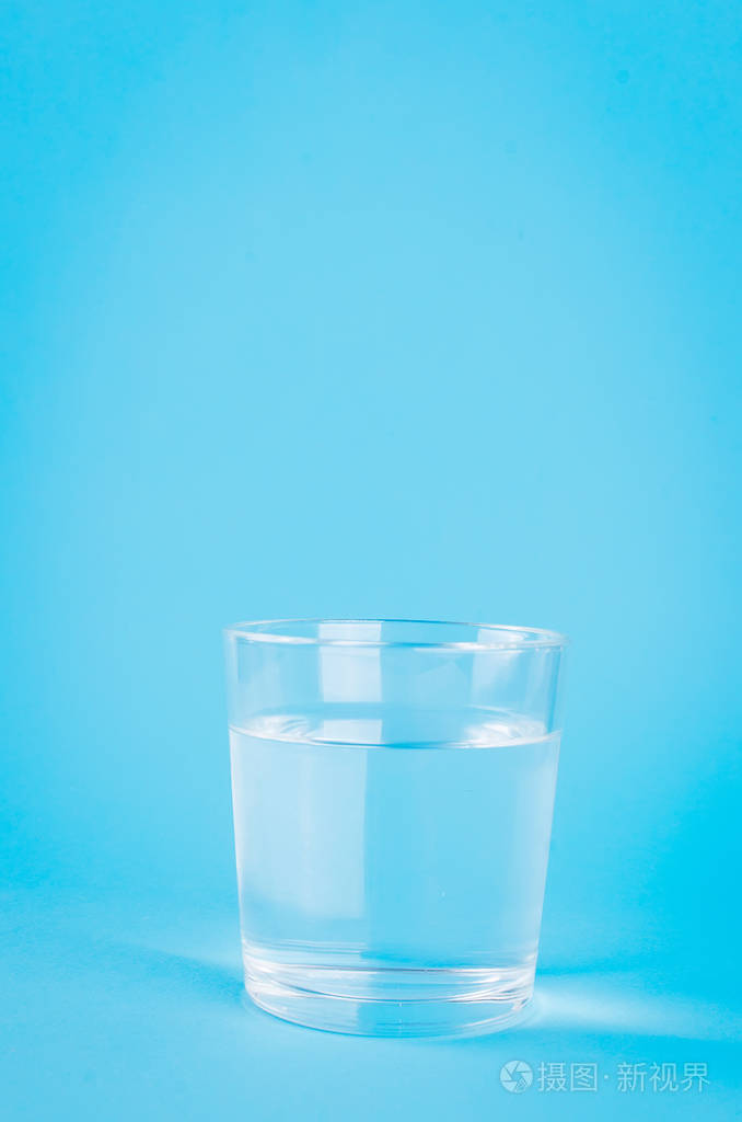 蓝色背景的一杯水