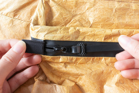 打开的背包拉链图片