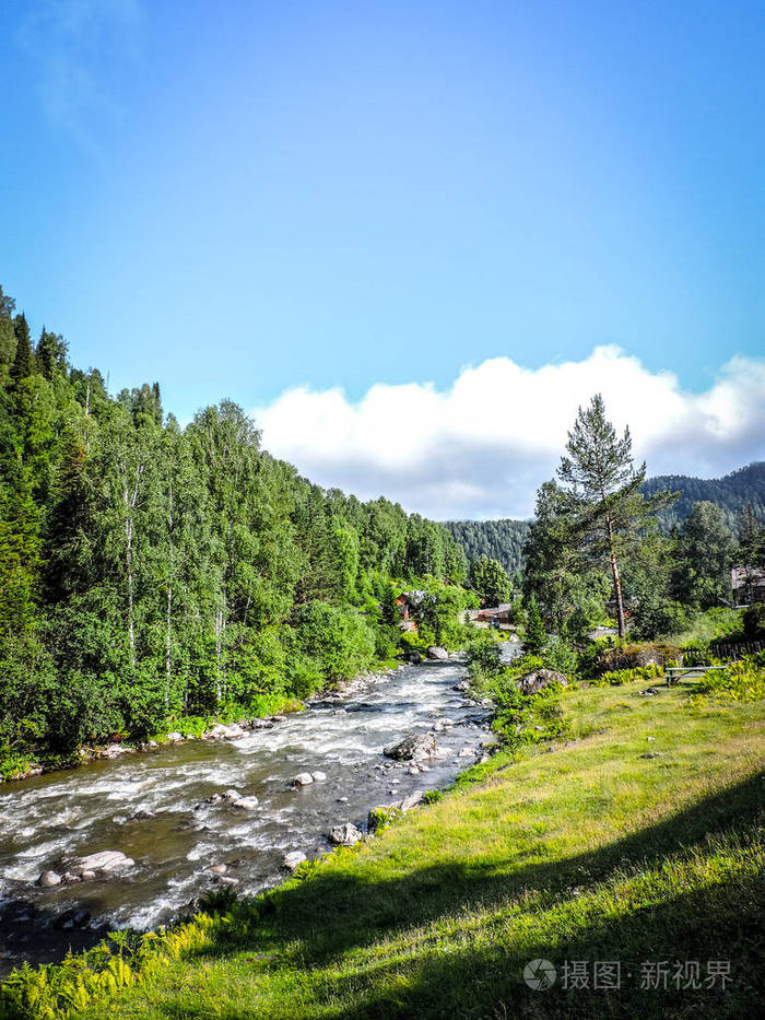 美丽的风景森林田野和天空森林河俯瞰夏季山川景观夏季自然河流风景山