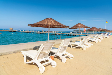 背景是蓝天和高山.度假和海滩度假概念.照片