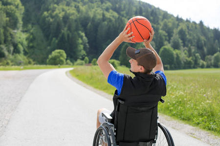 残疾人篮球运动员坐轮椅图片