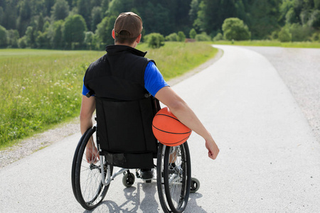 残疾人篮球运动员坐轮椅图片