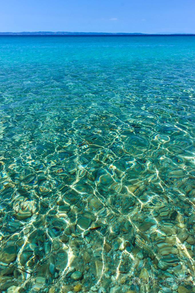 希腊锡托尼亚清澈浅海的特写照片夏日风光