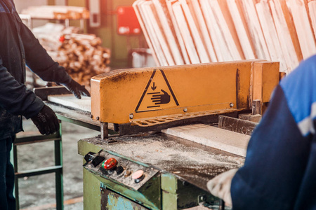 储存设备木工,木材生产车间,锯木厂设备储存照片