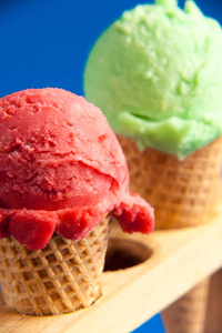 两个冰淇淋喇叭特写镜头照片