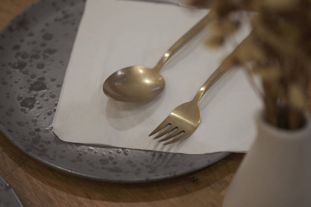 餐桌设计餐盘上的金叉子勺图片