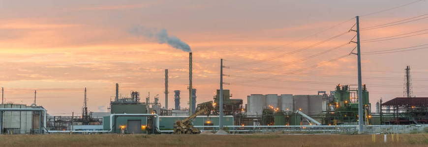 美国德克萨斯州日出时的炼油厂或化工厂全景图照片