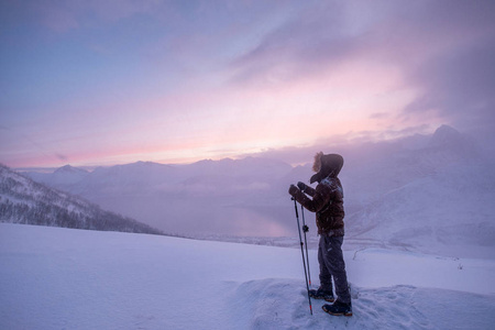 站在雪山山顶上的登山者图片