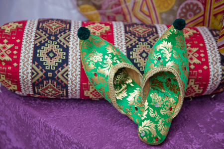 传统的阿拉伯绿鞋子.照片