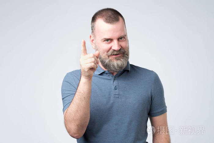 穿着蓝色衣服的成熟男人伸出食指
