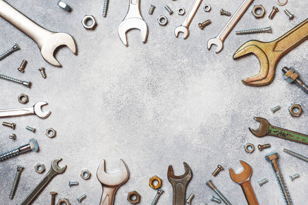 扳手,工具,螺栓和螺母,灰色混凝土背景,带复印空间.照片