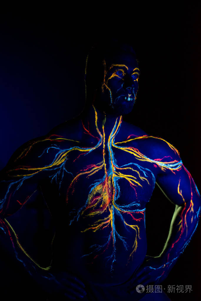 在一个成年男性身体上的循环系统人体艺术的紫外线照片在肌肉运动员的