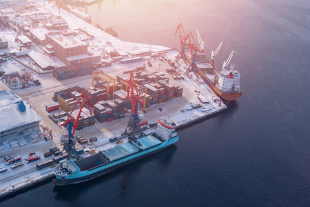 冬季的船北冰洋港口集装箱货船.