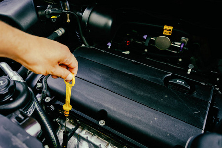 手检查发动机中的机油图片