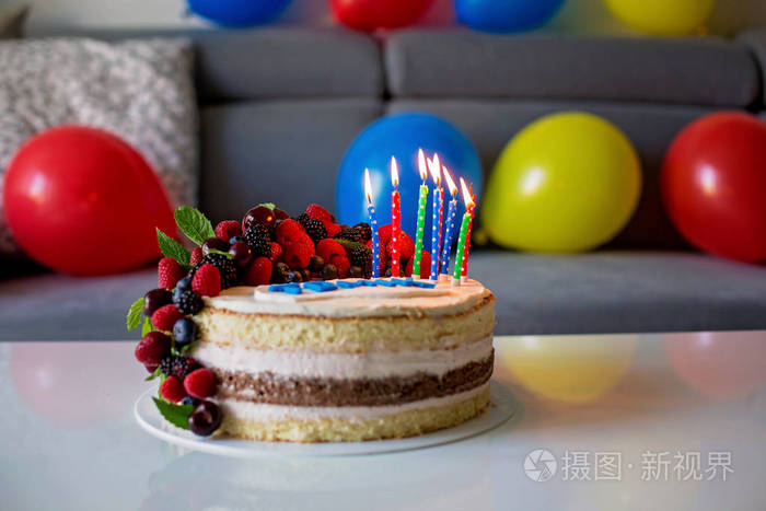 自制的儿童生日蛋糕上面有很多水果樱桃