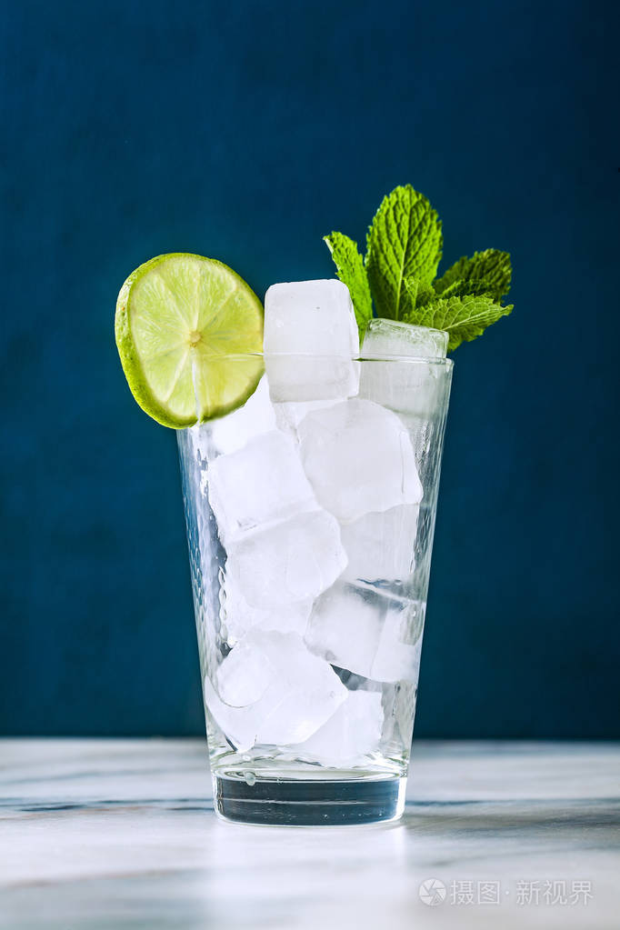 桌上的玻璃杯里放冰块准备好做夏季鸡尾酒了文学士