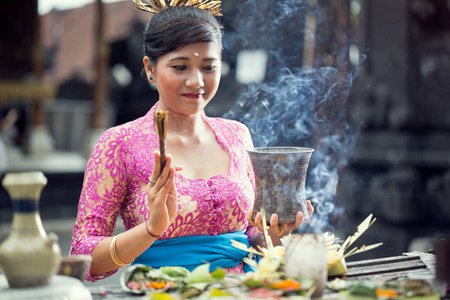 巴厘妇女祈福祈福的传统场景图片