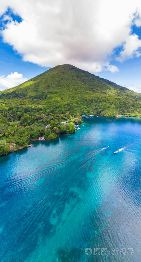 鸟瞰印尼班达群岛,摩鹿加群岛,阿皮岛,熔岩流,珊瑚礁白沙滩.