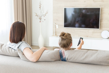 坐沙发看电视图片