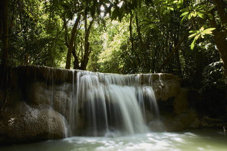 在泰国旅游热带森林瀑布图片