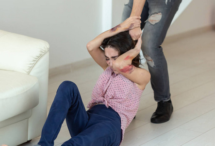 受害者和虐待概念夫妻吵架,男人拽着无助的女人的头发照片