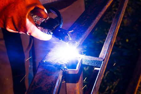 背景施工现场焊工进行跳焊.