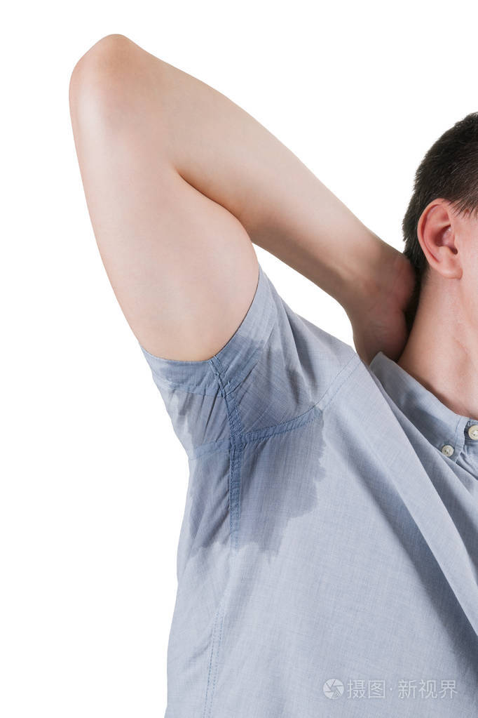 白色背景下腋窝出汗的男人