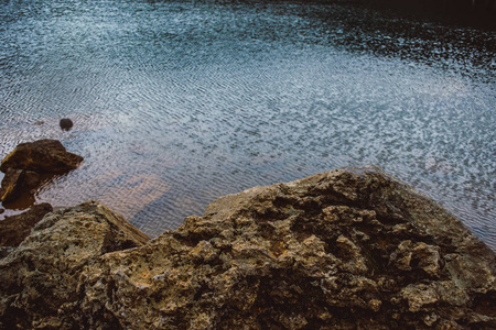 维提岛火山口在冰岛位于冰岛南部火山口内的克里德湖的褐色岩石和深