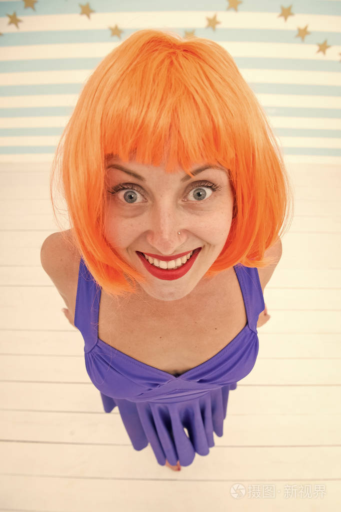 哇哦,表情和积极的情绪.多好的惊喜啊.快乐疯狂女孩的橙色头发.