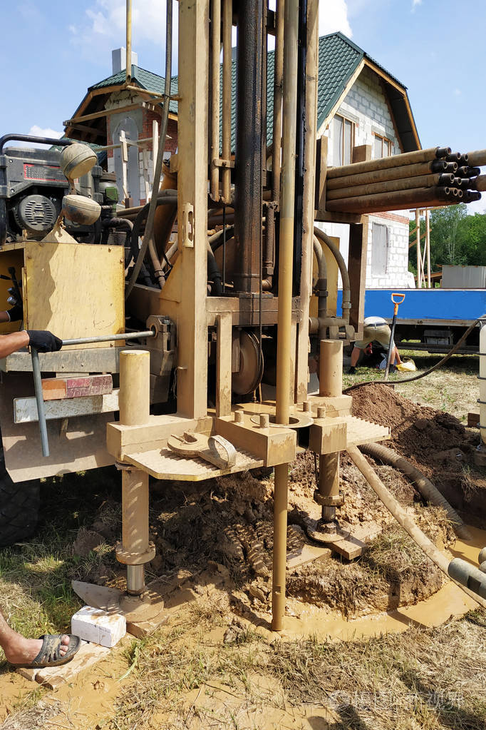 在钻井过程中正在钻井车上进行钻井作业