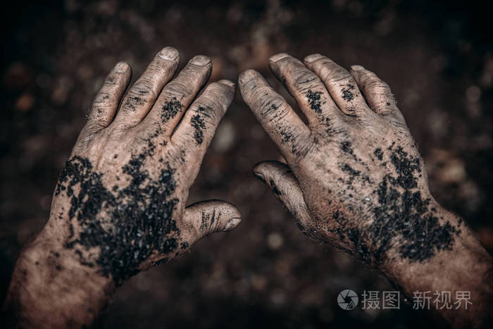 矿工肮脏的手拿着煤概念产业挖掘