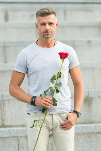 帅哥与玫瑰花浪漫约会.恋爱中的男人浪漫的心情.为他的爱惊喜.爱照片