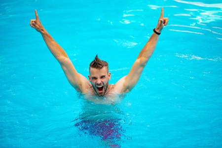 旅行.海滩派对.帅哥在室外游泳池休息.照片