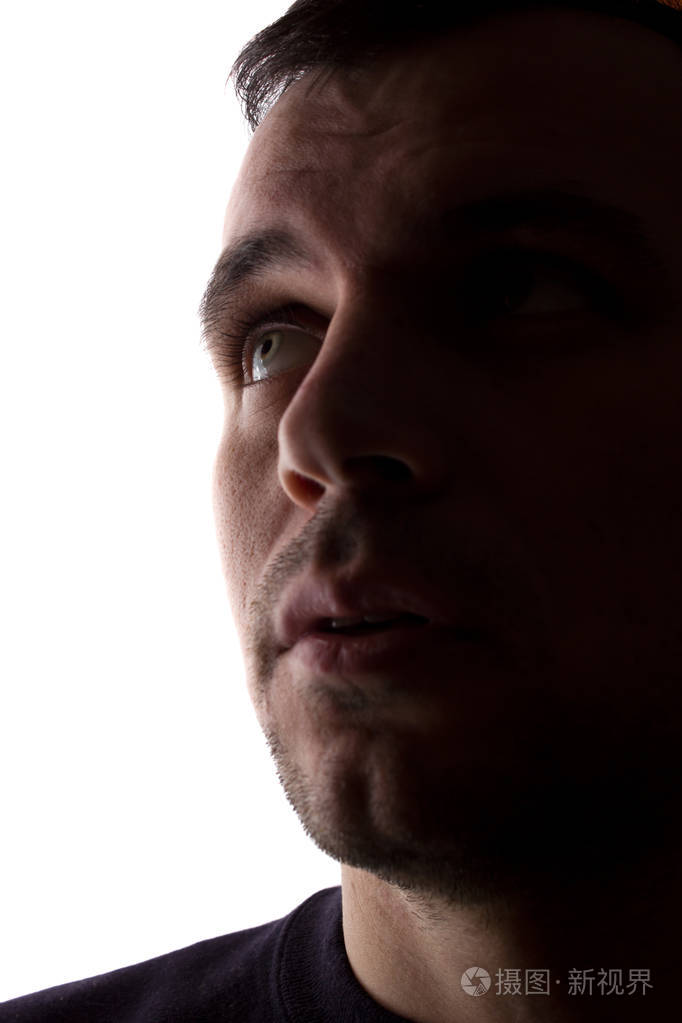 画像惊讶地抬头看年轻人正面视图孤立的剪影