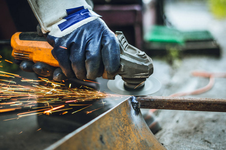 钢铁工人看到火花工人在锯铁照片
