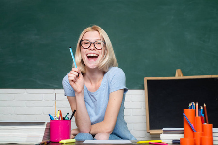 青少年教育补习辅导女大学生对大学课程的思考.学生辅导教育理念.