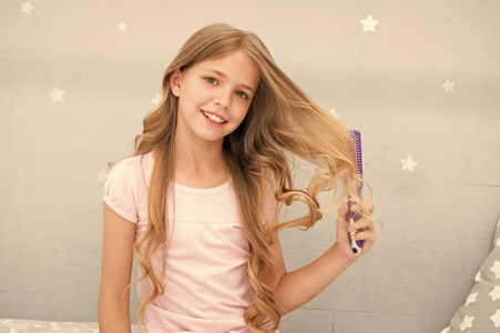 儿童卷发夹发刷或梳子.睡觉前梳头.美发概念.护发素或面膜梳头发.